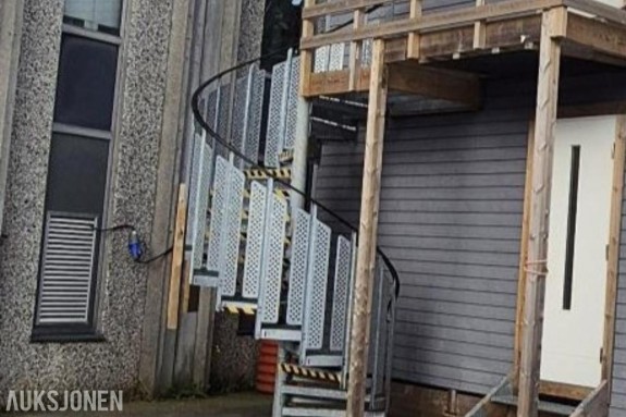 Galvanisert spiraltrapp i stål med rekkverk og gitterrister