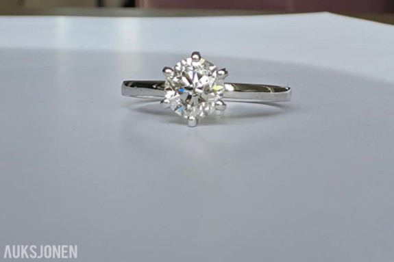 0.95CT ENSTENS DIAMANTRING I 14K GULL. NATURLIG DIAMANT! TAKSTBREV OG SERTIFIKAT!