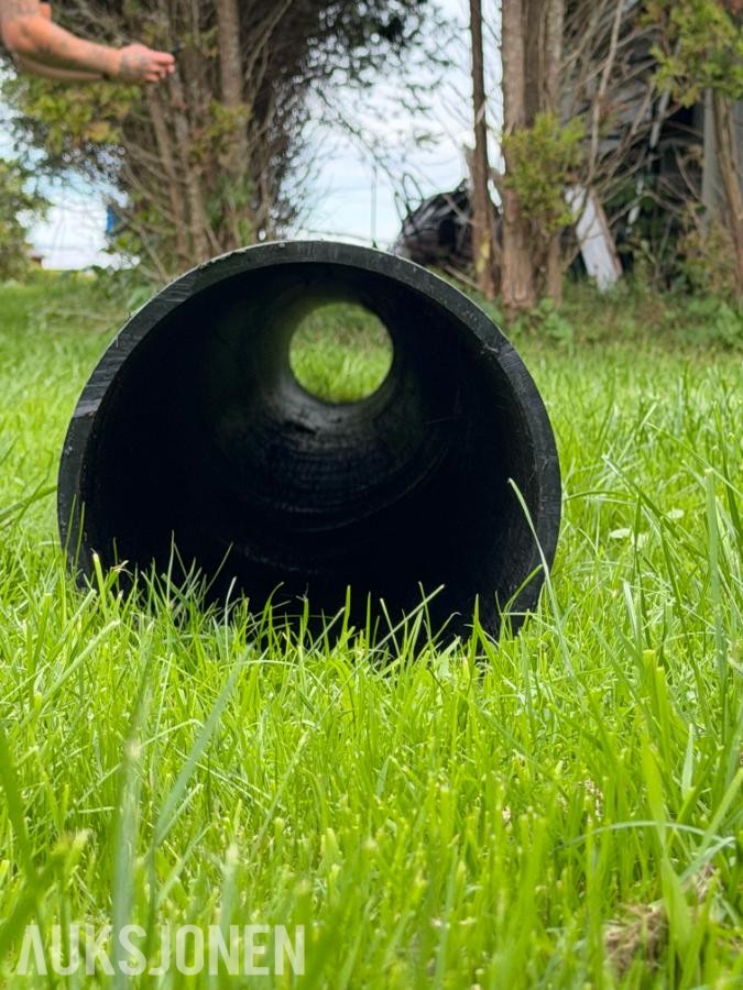 Stort kraftig hardplastrør – ca. Ø317 mm × 6 meter