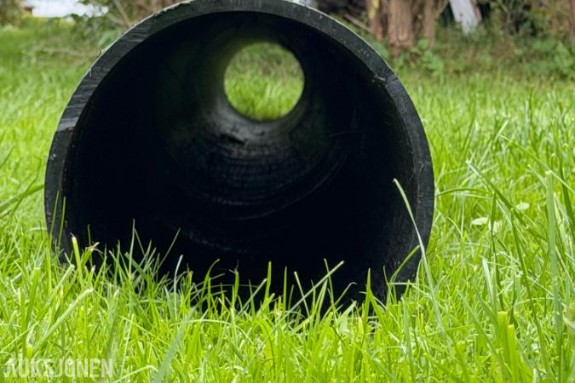 Stort kraftig hardplastrør – ca. Ø317 mm × 6 meter