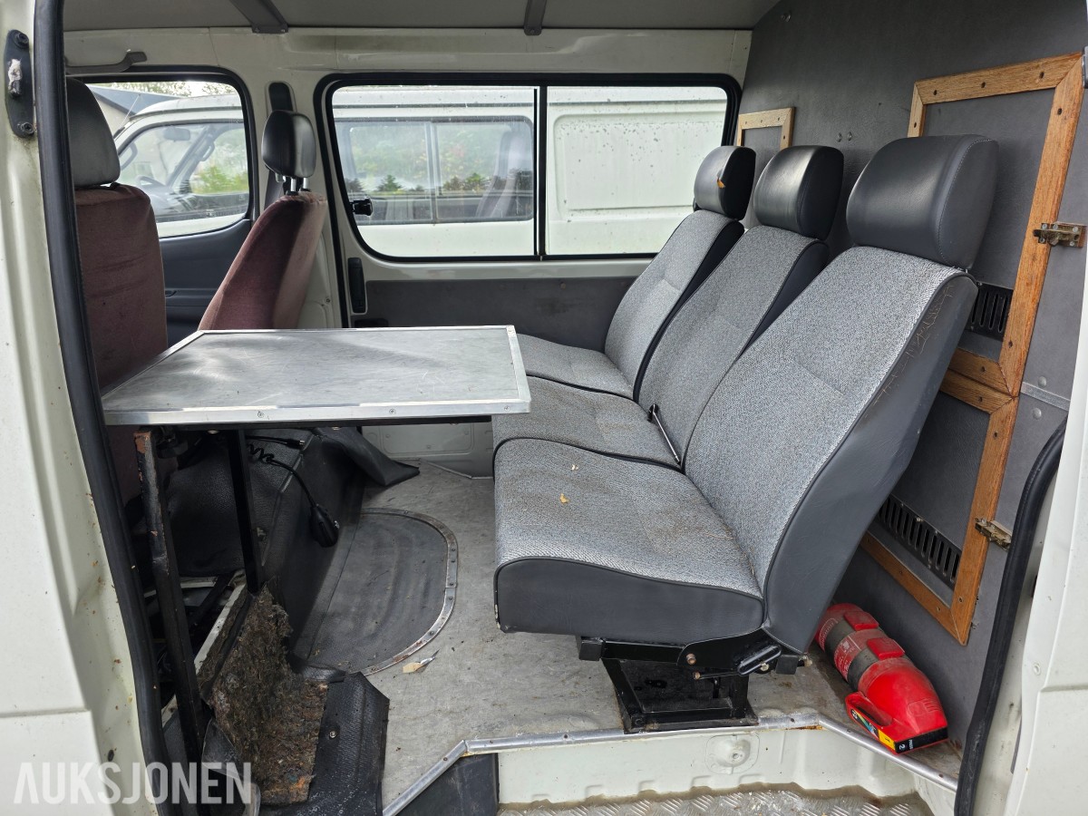 1995 Toyota HiAce 4 WD 5 seter reparasjonsobjekt/delebil