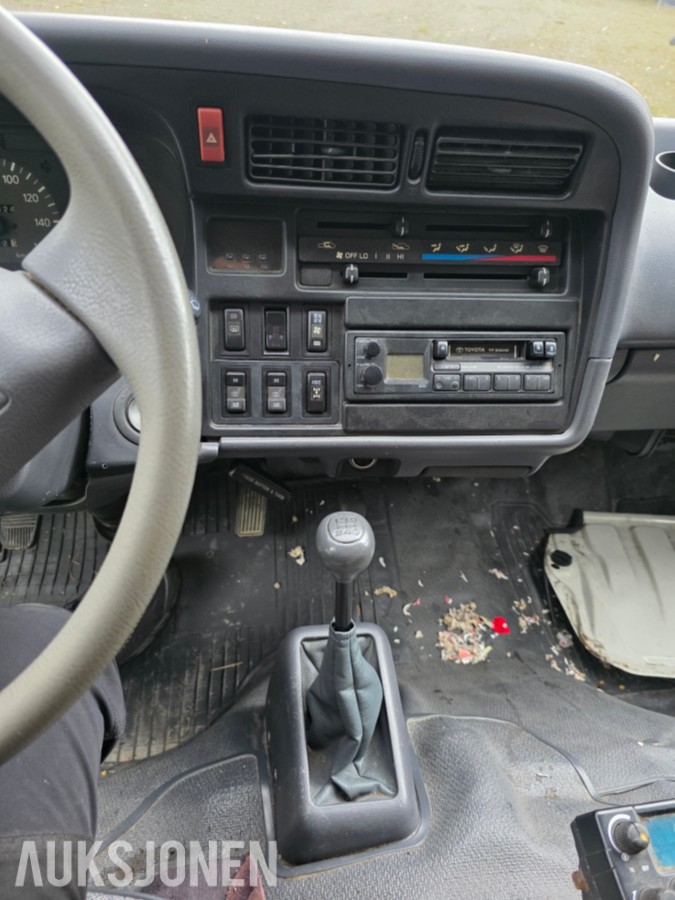 1995 Toyota HiAce 4 WD 5 seter reparasjonsobjekt/delebil