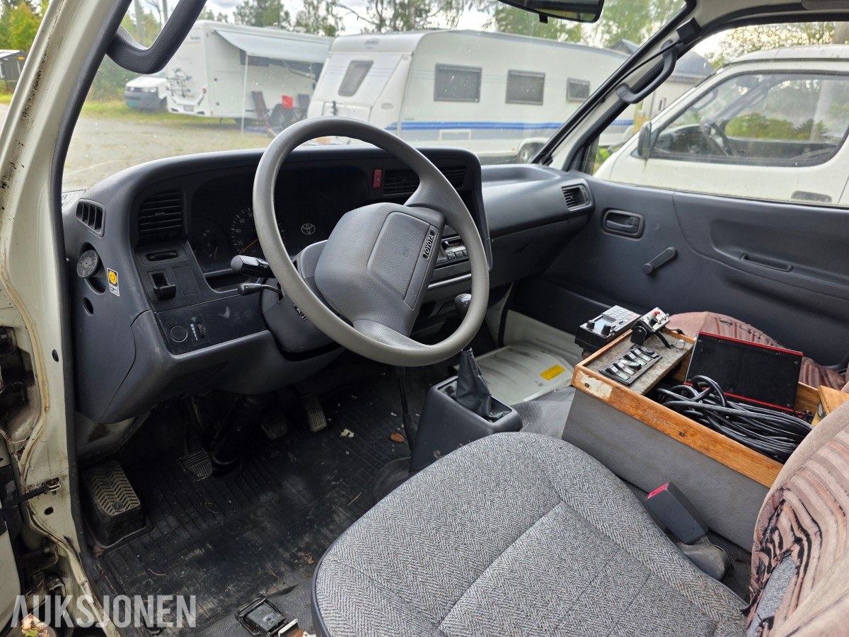 1995 Toyota HiAce 4 WD 5 seter reparasjonsobjekt/delebil