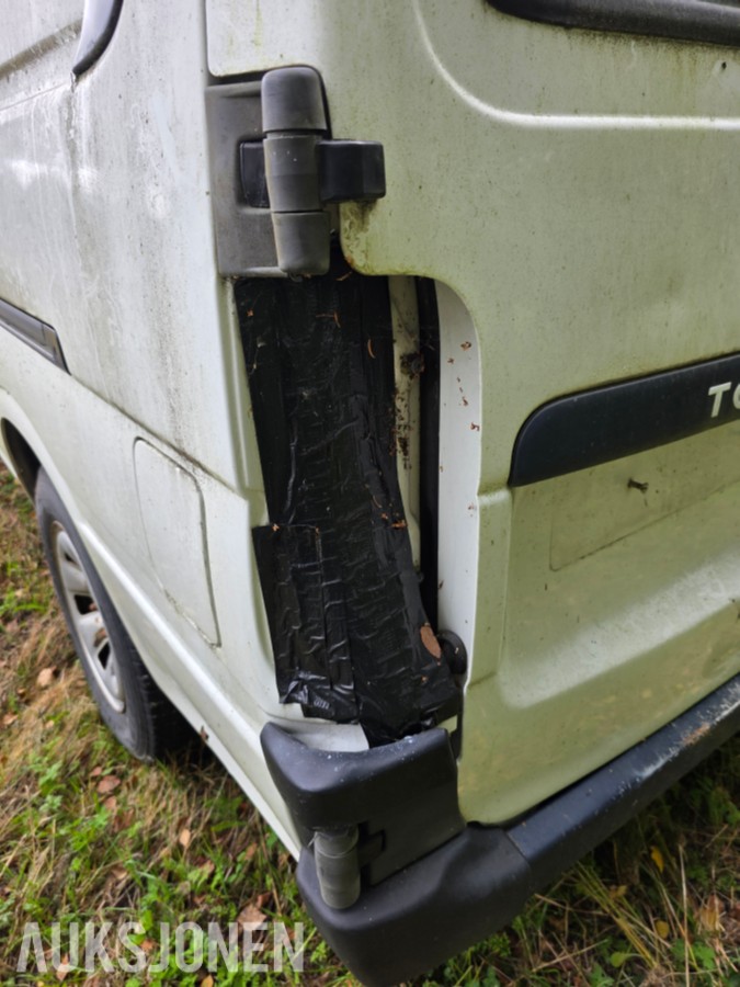 1995 Toyota HiAce 4 WD 5 seter reparasjonsobjekt/delebil