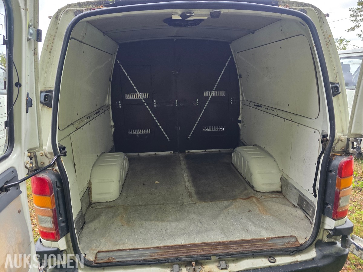 1995 Toyota HiAce 4 WD 5 seter reparasjonsobjekt/delebil