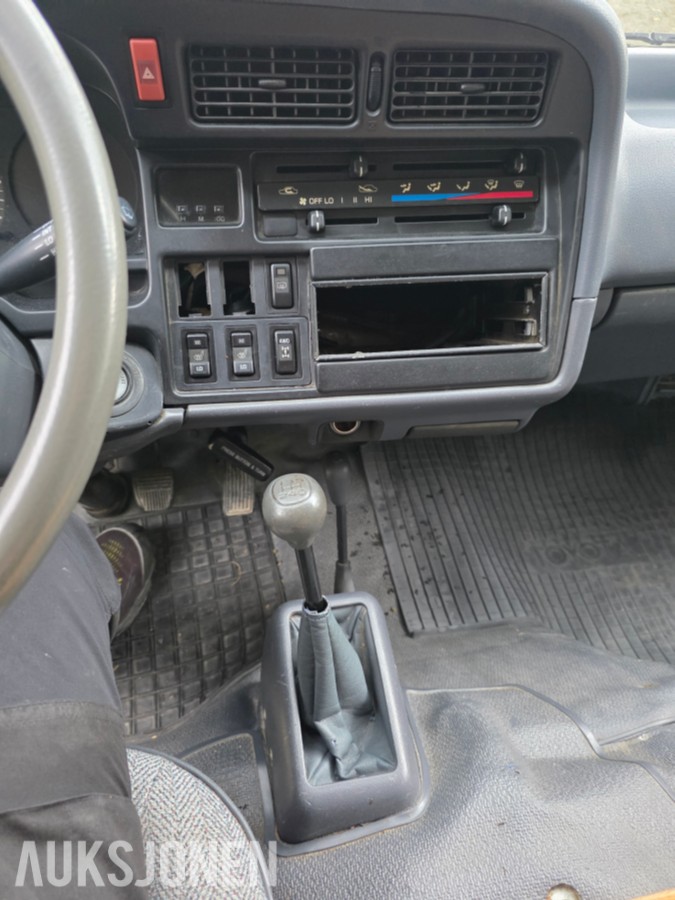 1995 Toyota HiAce 4 WD 5 seter reparasjonsobjekt/delebil