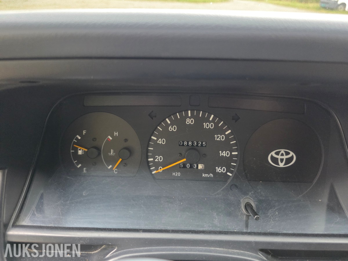 1995 Toyota HiAce 4 WD 5 seter reparasjonsobjekt/delebil