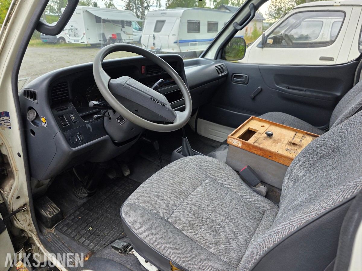 1995 Toyota HiAce 4 WD 5 seter reparasjonsobjekt/delebil