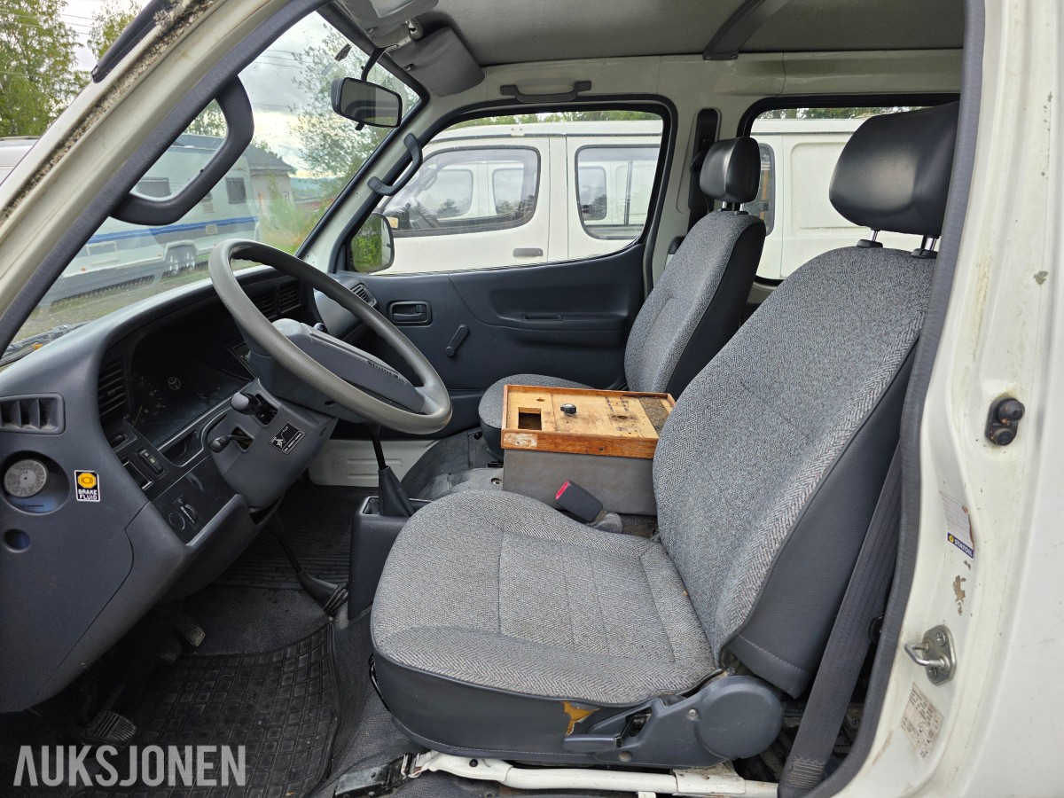 1995 Toyota HiAce 4 WD 5 seter reparasjonsobjekt/delebil