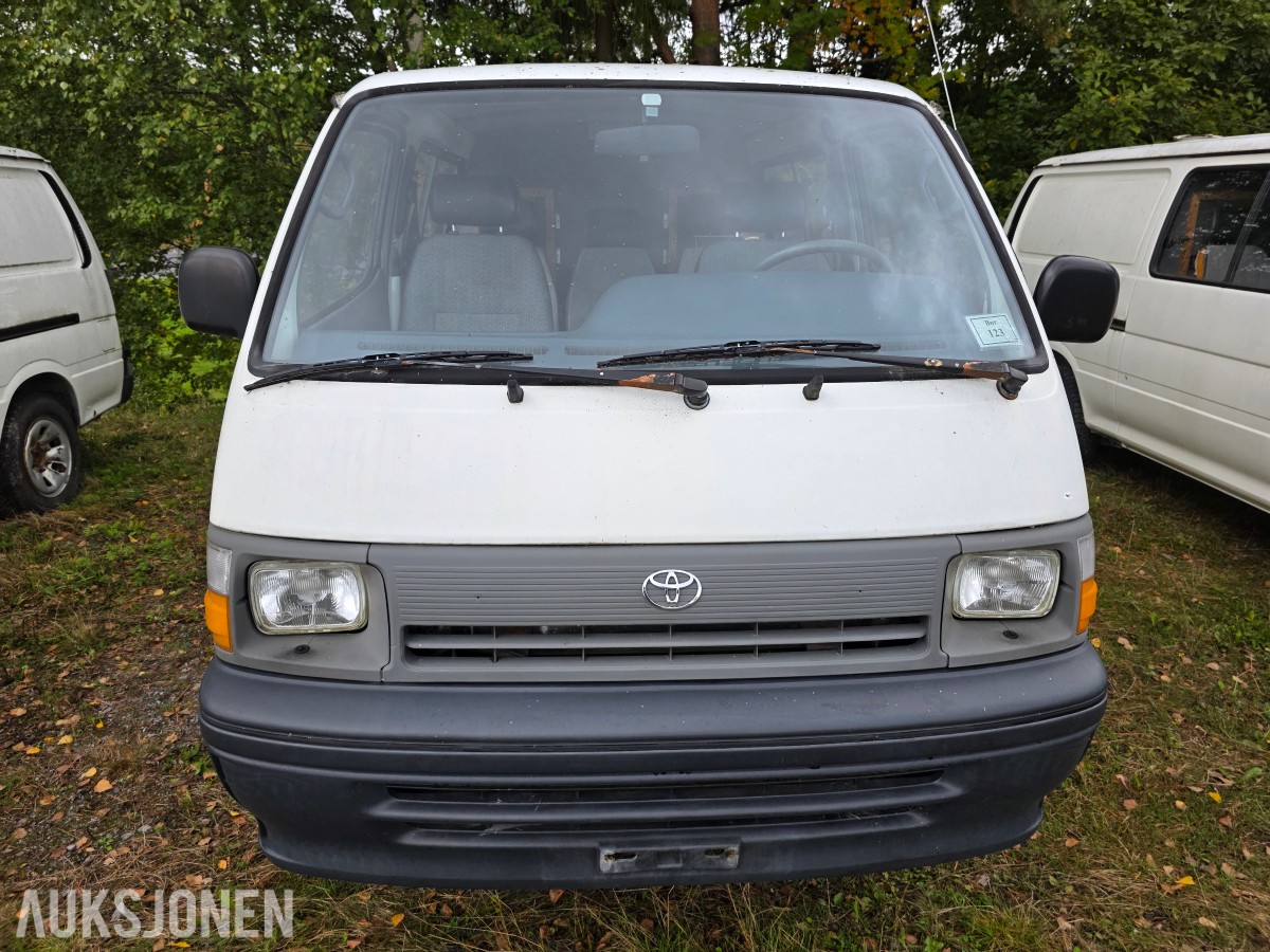 1995 Toyota HiAce 4 WD 5 seter reparasjonsobjekt/delebil