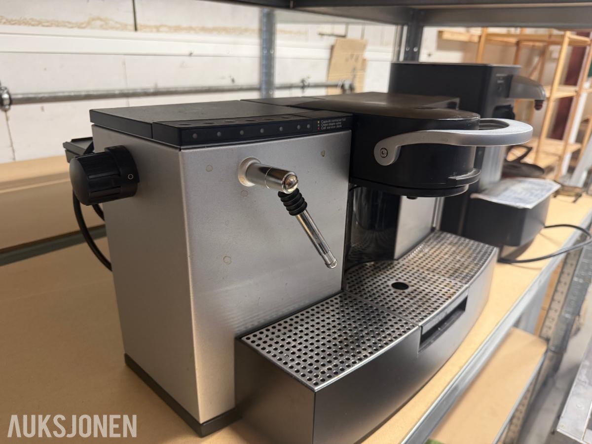 Nespresso Professional ES 100 kaffemaskin med CS 20 Cappuccinatore