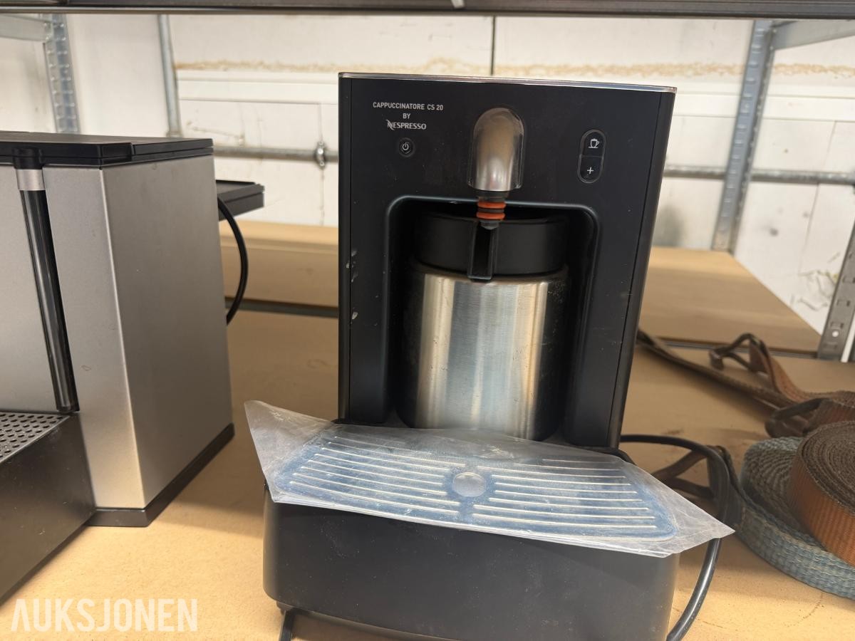 Nespresso Professional ES 100 kaffemaskin med CS 20 Cappuccinatore