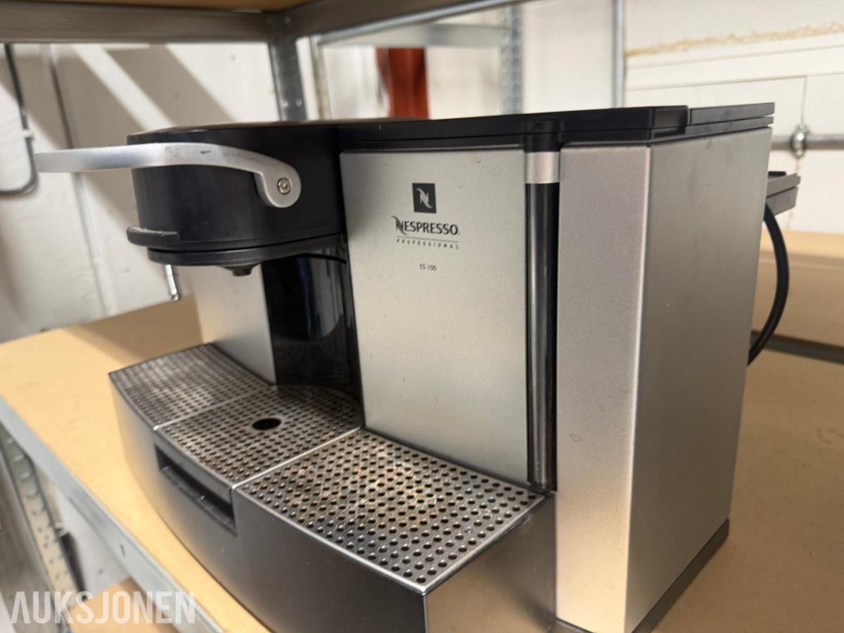 Nespresso Professional ES 100 kaffemaskin med CS 20 Cappuccinatore