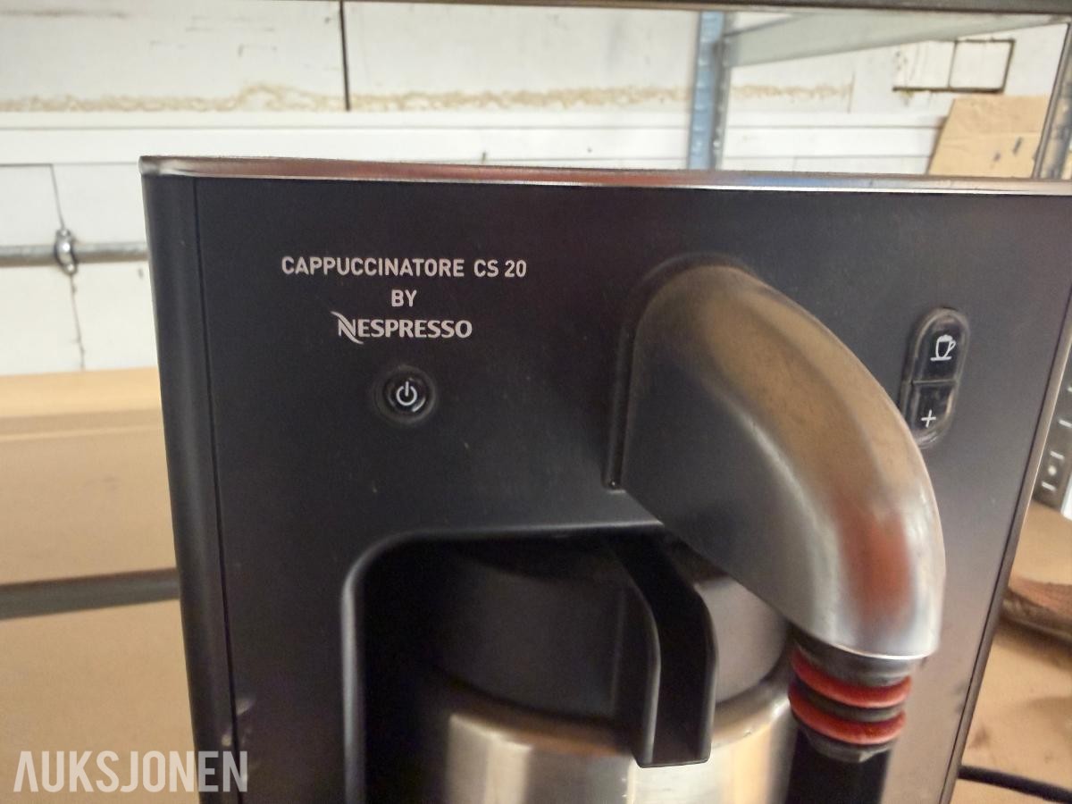 Nespresso Professional ES 100 kaffemaskin med CS 20 Cappuccinatore