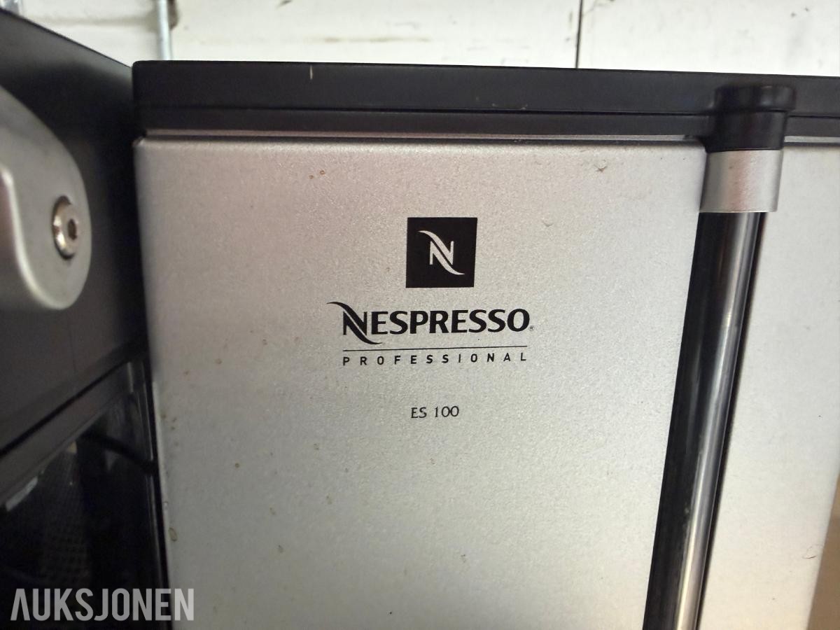 Nespresso Professional ES 100 kaffemaskin med CS 20 Cappuccinatore