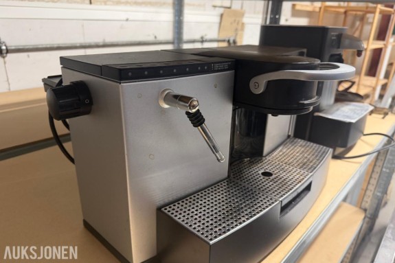 Nespresso Professional ES 100 kaffemaskin med CS 20 Cappuccinatore