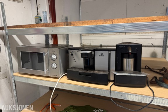 Nespresso Professional ES 100 kaffemaskin med Cappuccinatore CS 20 og Hugin Strata mikrobølgeovn