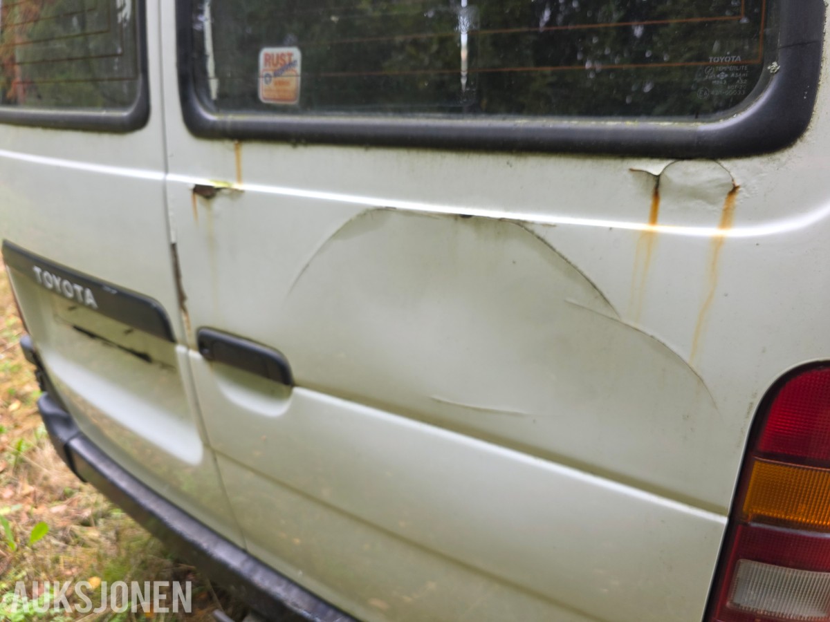 1995 Toyota HiAce 4 WD 5 seter reparasjonsobjekt/delebil