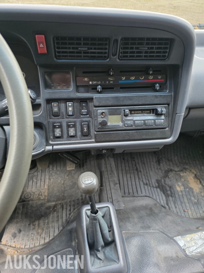 1995 Toyota HiAce 4 WD 5 seter reparasjonsobjekt/delebil