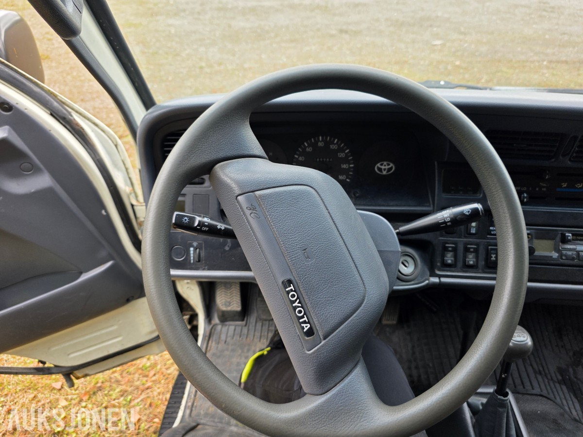 1995 Toyota HiAce 4 WD 5 seter reparasjonsobjekt/delebil