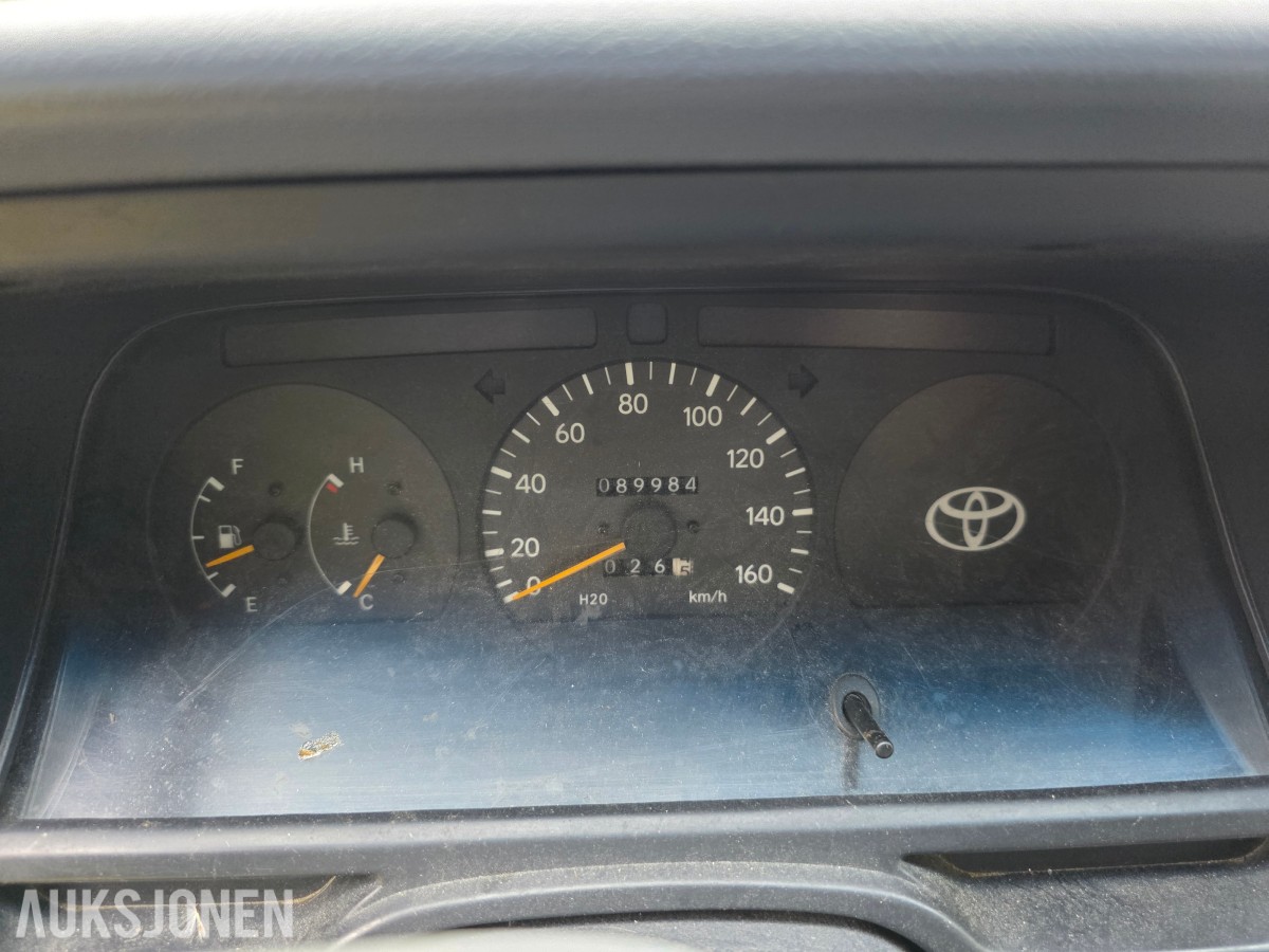 1995 Toyota HiAce 4 WD 5 seter reparasjonsobjekt/delebil