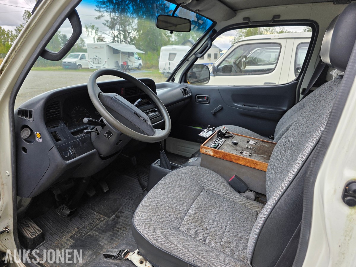 1995 Toyota HiAce 4 WD 5 seter reparasjonsobjekt/delebil