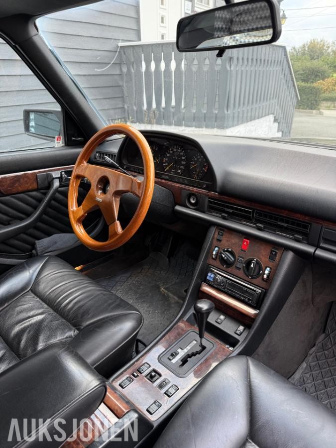 1989 Mercedes-Benz 300 SE 3.0 179hk automat skinninteriør