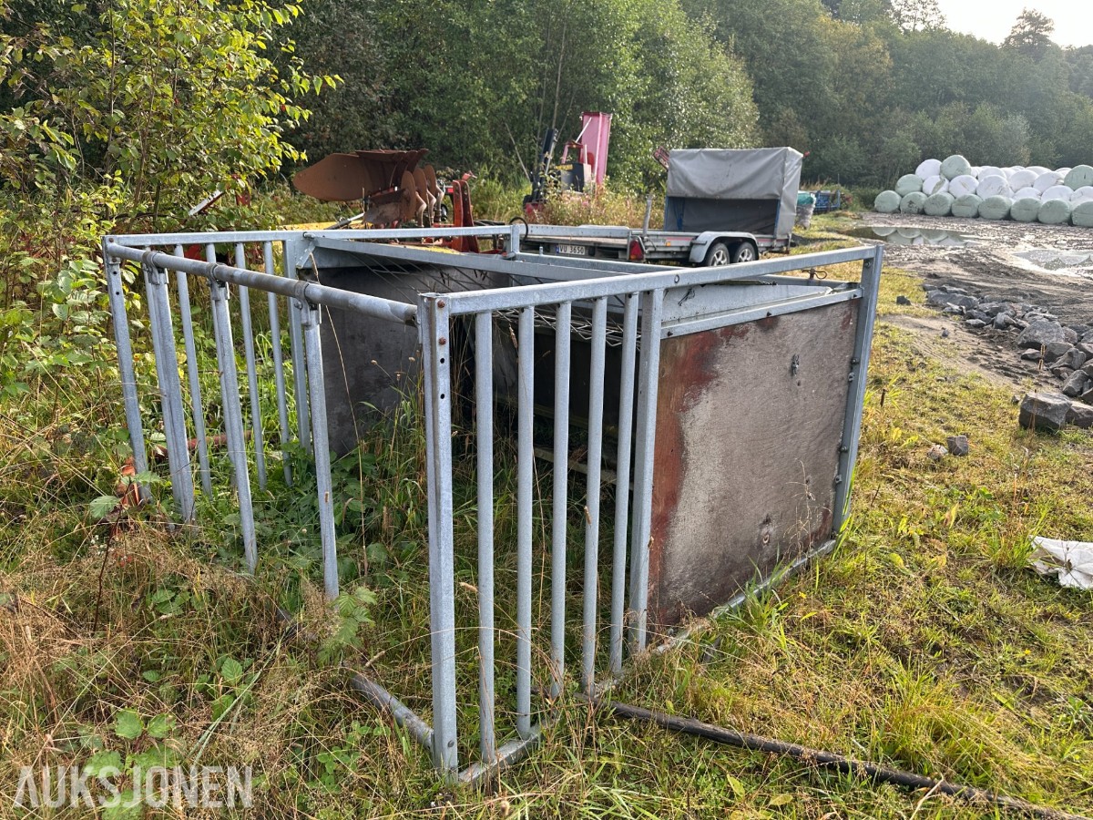 fôrstasjon med grinder og trekantfeste – repobjekt