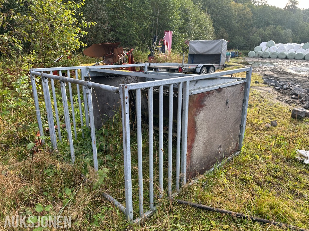 fôrstasjon med grinder og trekantfeste – repobjekt