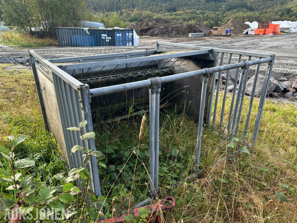 fôrstasjon med grinder og trekantfeste – repobjekt