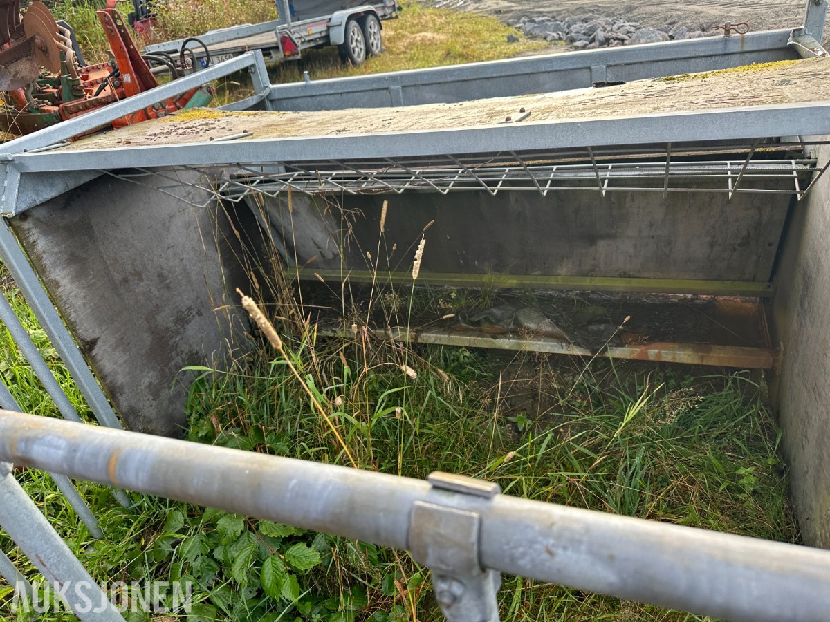 fôrstasjon med grinder og trekantfeste – repobjekt