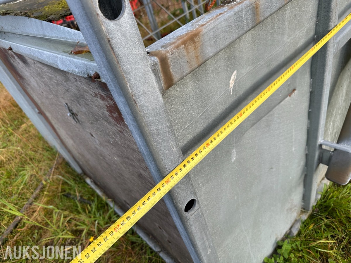fôrstasjon med grinder og trekantfeste – repobjekt