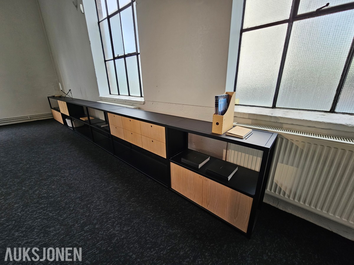 Montana Free modulreol – sort med trepaneler