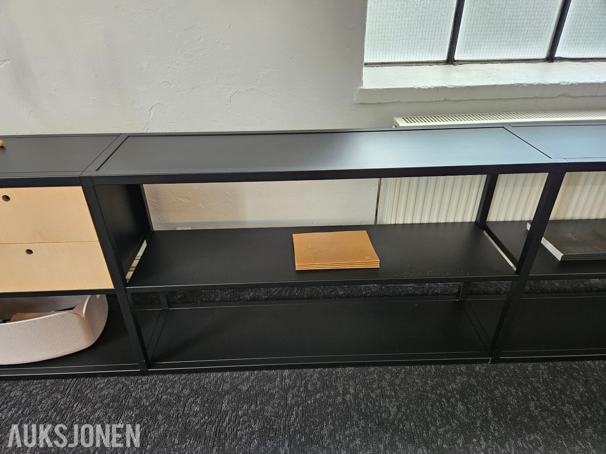 Montana Free modulreol – sort med trepaneler