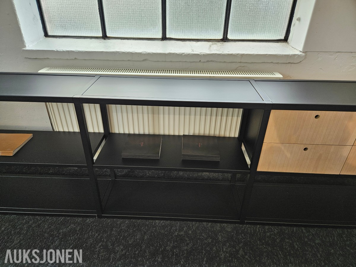Montana Free modulreol – sort med trepaneler