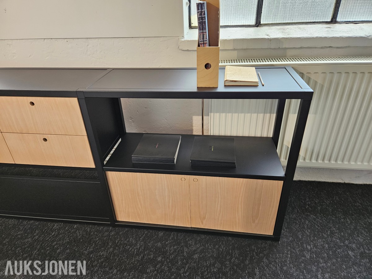 Montana Free modulreol – sort med trepaneler