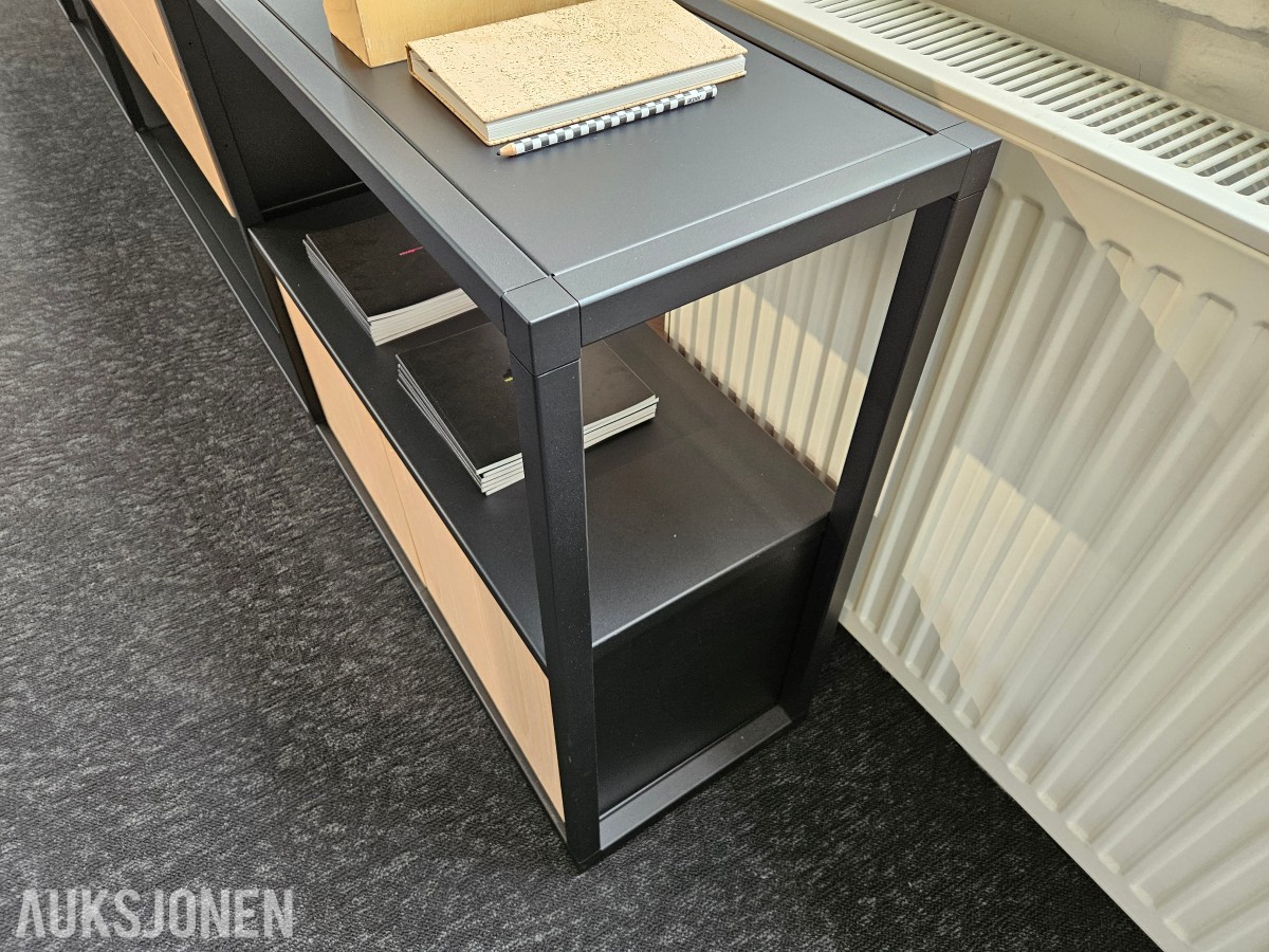Montana Free modulreol – sort med trepaneler