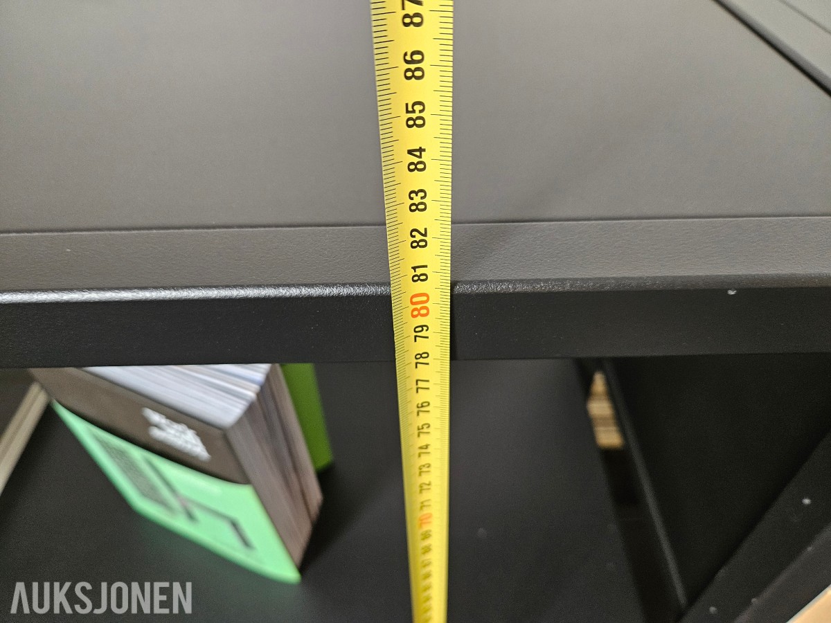 Montana Free modulreol – sort med trepaneler
