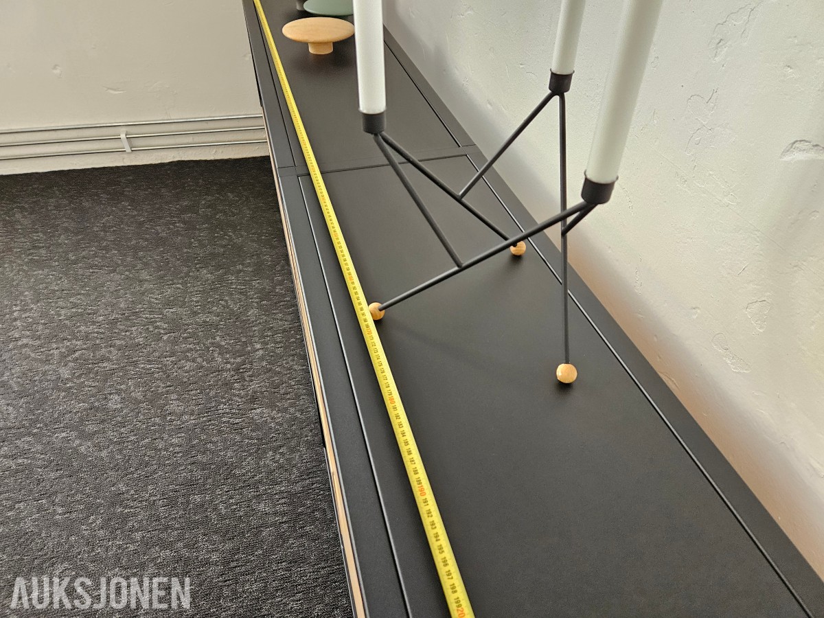 Montana Free modulreol – sort med trepaneler