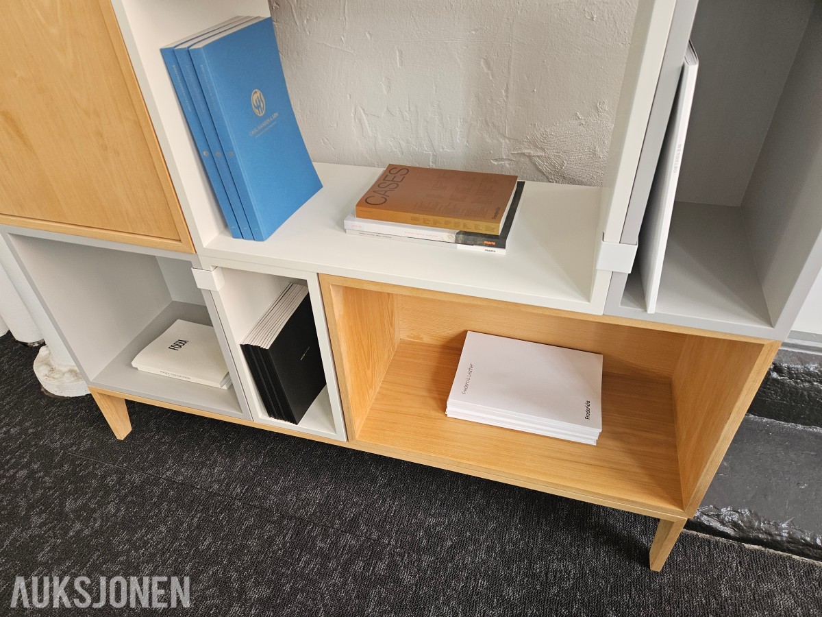 Muuto Stacked modulreol – eik, hvit og lys grå