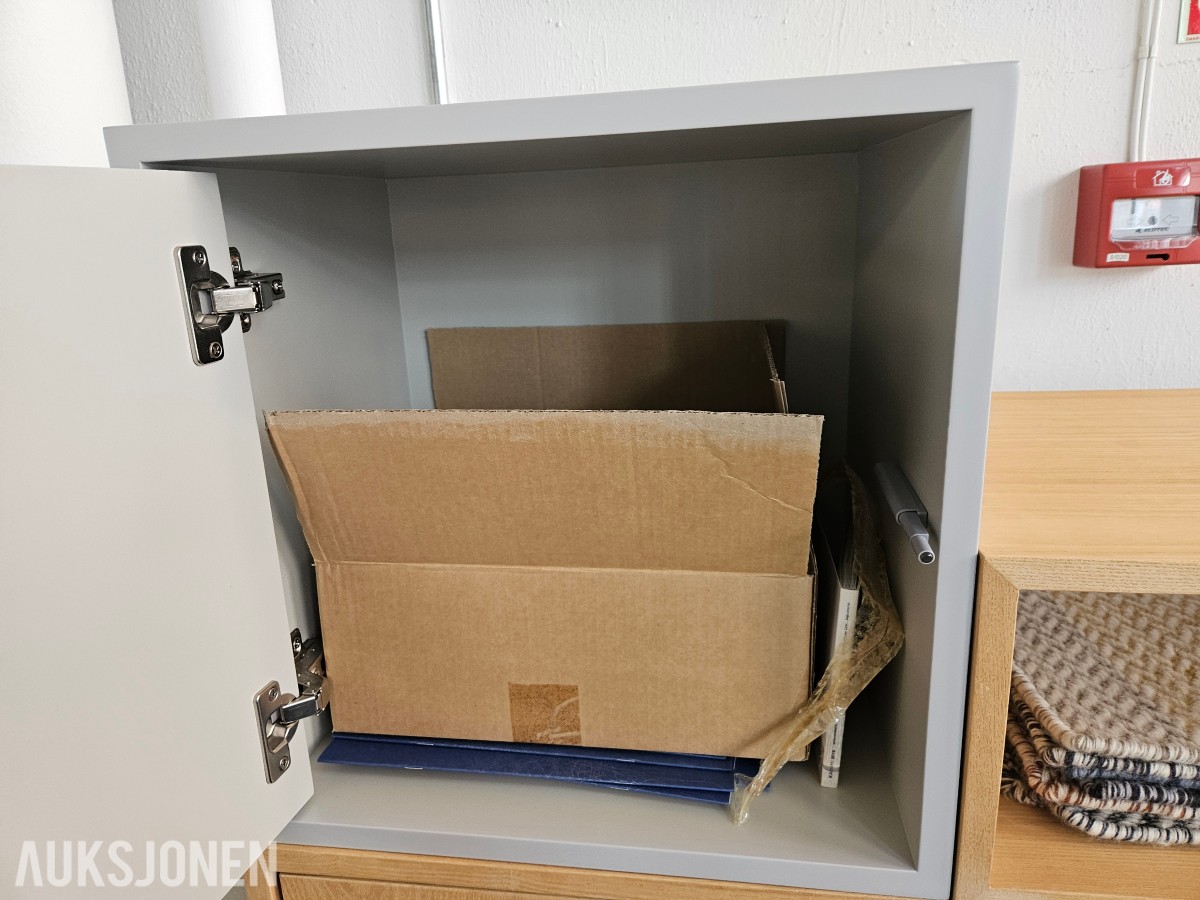 Muuto Stacked modulreol – eik, hvit og lys grå