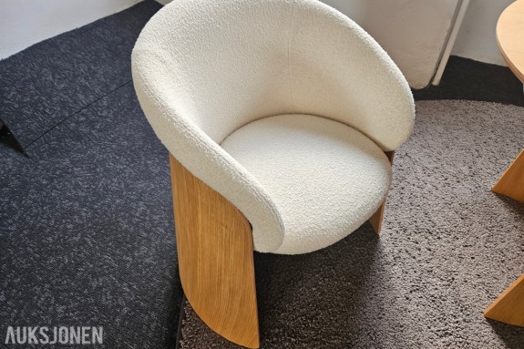 Ondarreta Ginger Chair – eik og hvit bouclé