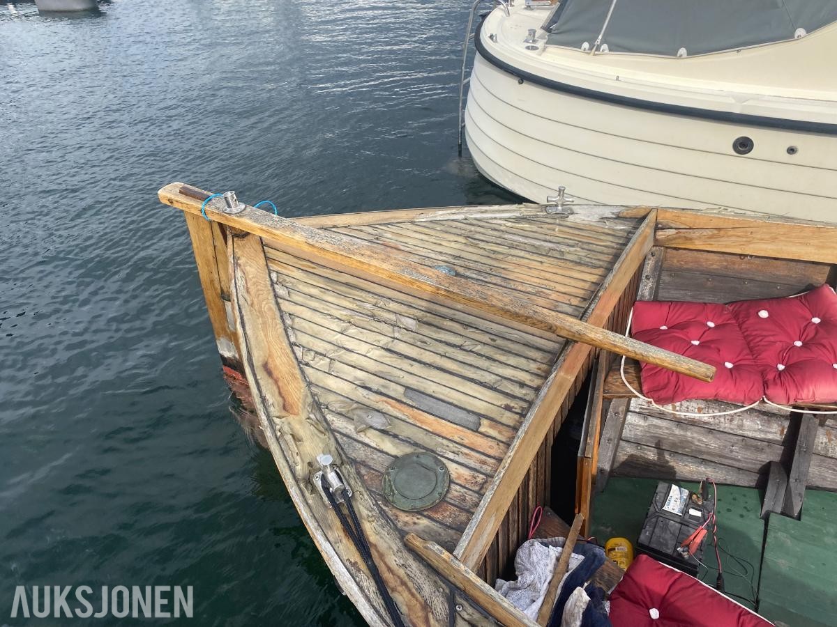 1952 Arendalsnekke Åpen kogg med 16 sitteplasser - ingen minstepris