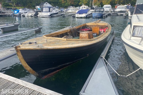 1952 Arendalsnekke Åpen kogg med 16 sitteplasser - ingen minstepris