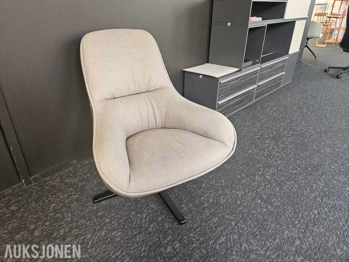 Loungestol med dreiefot – lys beige