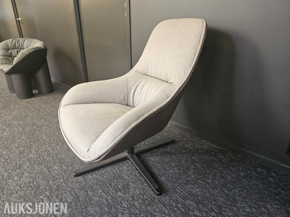 Loungestol med dreiefot – lys beige