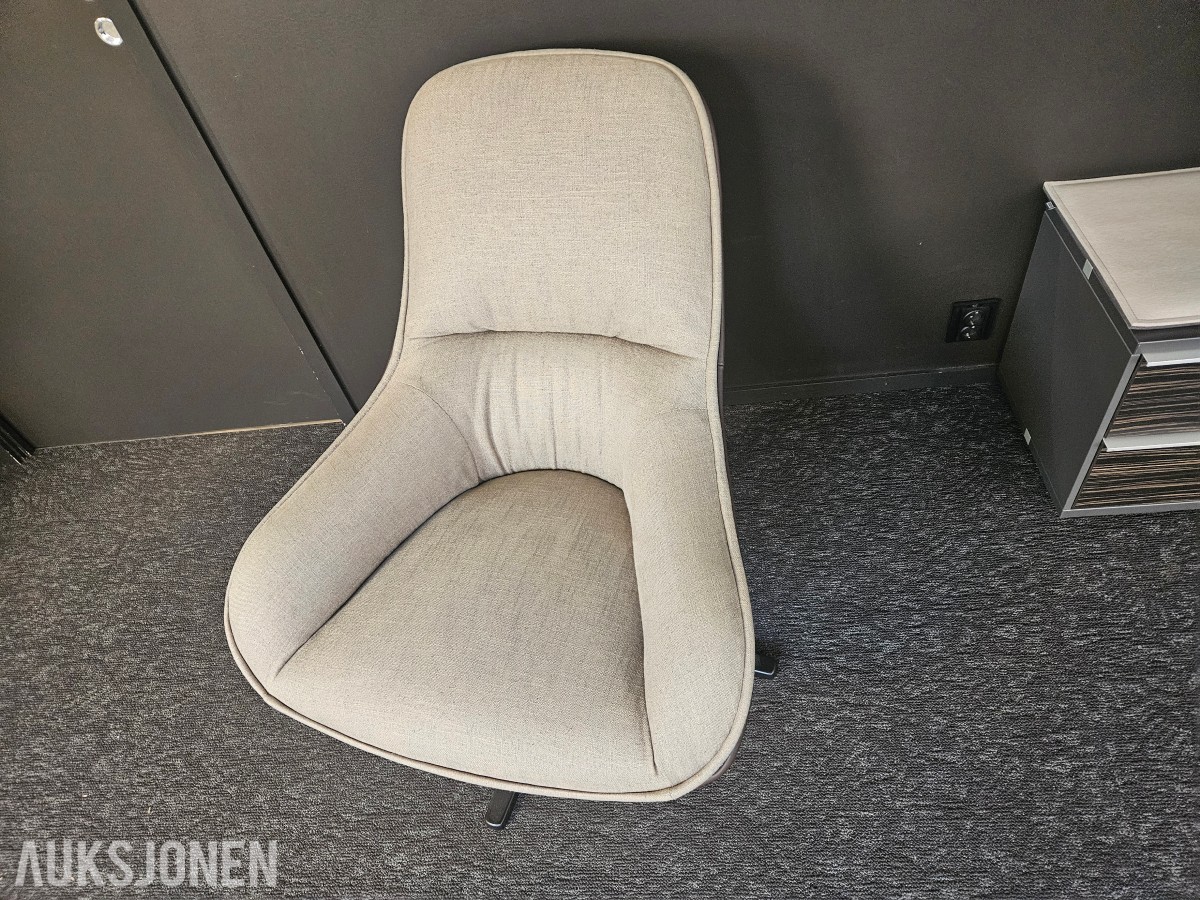 Loungestol med dreiefot – lys beige