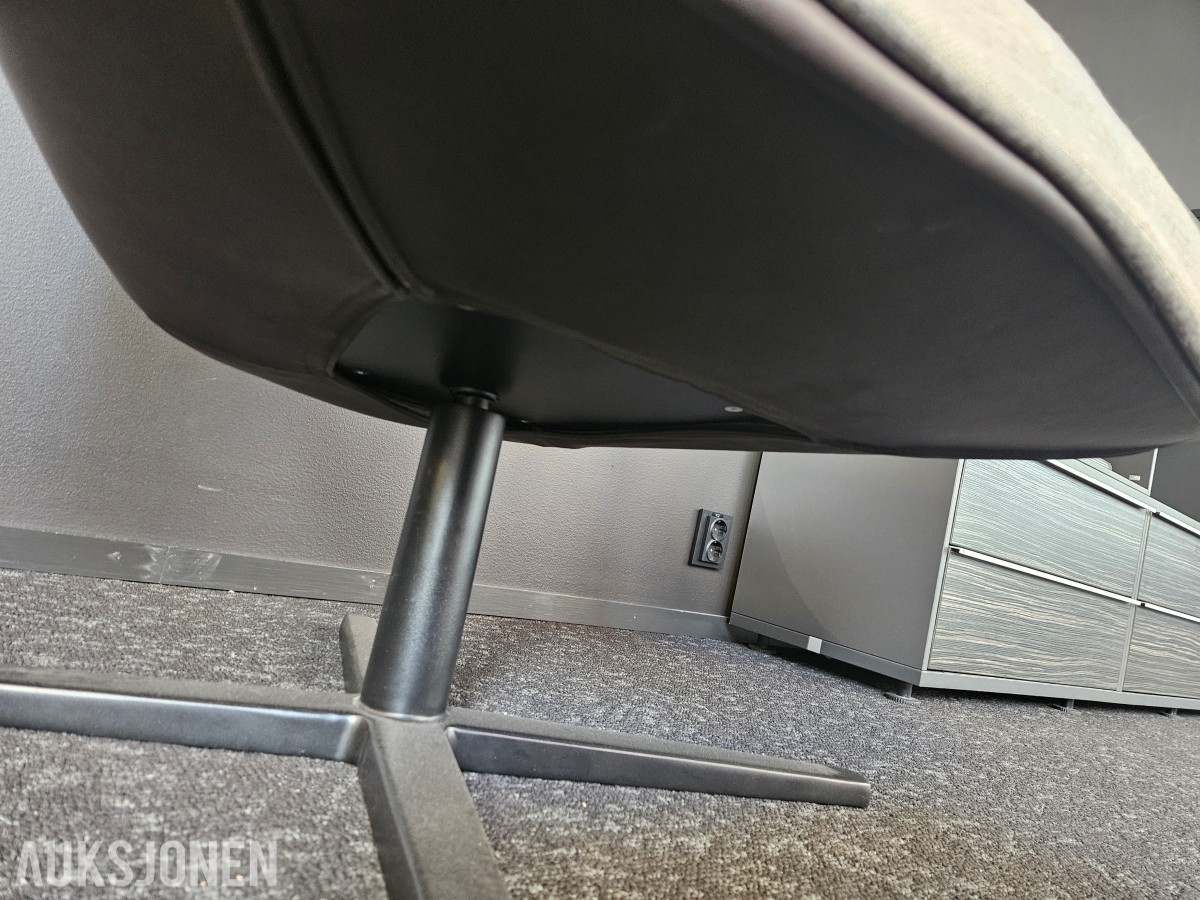 Loungestol med dreiefot – lys beige