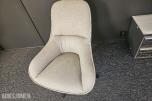Loungestol med dreiefot – lys beige