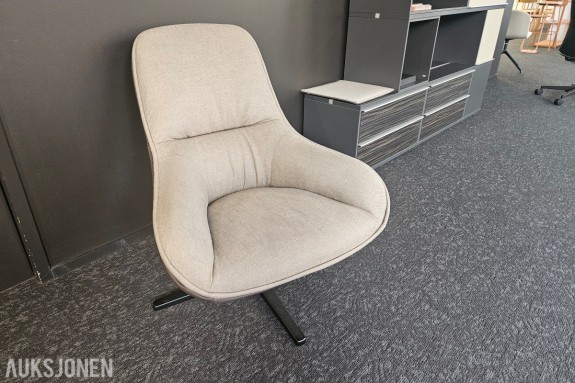 Loungestol med dreiefot – lys beige